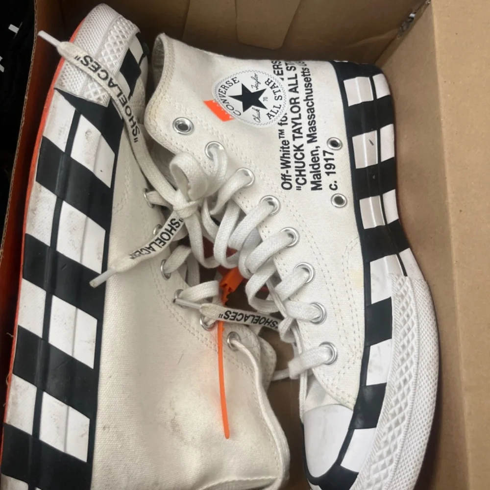 Converse - Picture 2 of 2